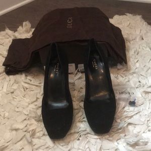 Suede Gucci pump in black